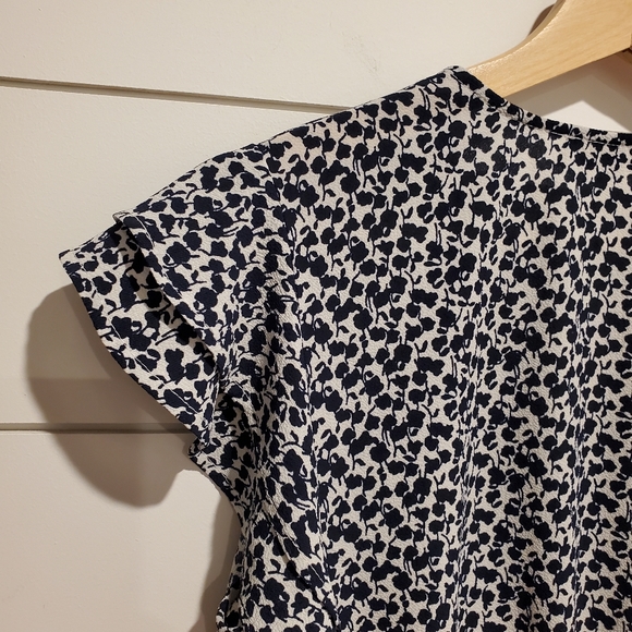 Monteau medium blouse floral v-neck flowy top ruffle shirt navy white flowers - Picture 12 of 16